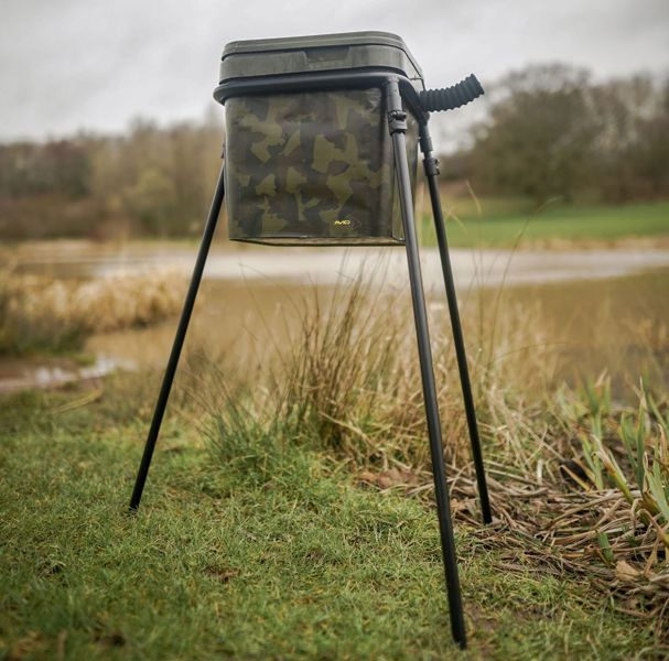 Avid Carp Lok Down Bucket Stand