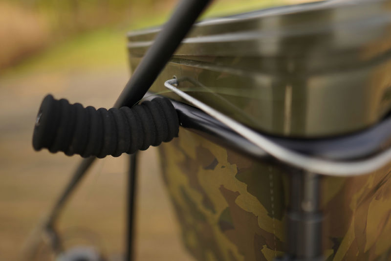 Avid Carp Lok Down Bucket Stand