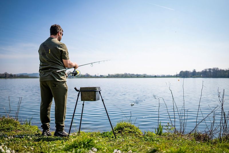 Avid Carp Lok Down Bucket Stand